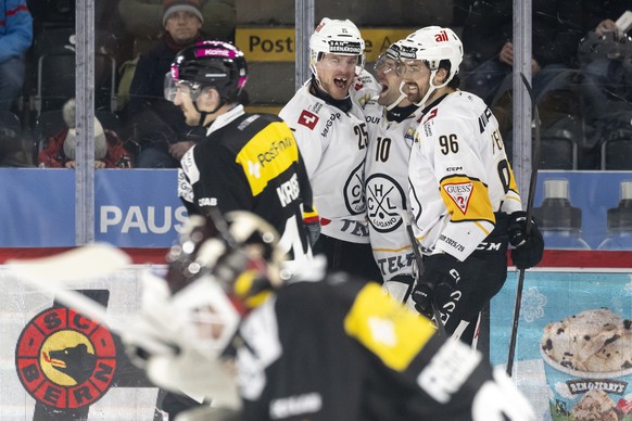 Jiri Sekac (HCL) (Mitte) jubelt nach seinem Tor zum 4-0 mit seinem Teamkollegen Mirco Mueller (links) und Brendan Perlini (rechts) neben Samuel Kreis (SCB) und Torhueter Adam Reideborn (SCB), beim Eis ...