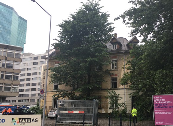 Eine Security-Mitarbeiterin vor dem Nagelhaus. Die Absperrgitter stehen bereit.