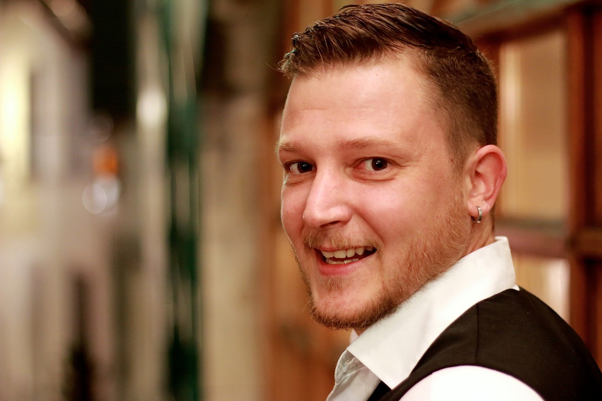 René Dubach ist Flirtcoach und Experte in Körpersprache. Er betreibt zusammen mit Andrea Baumann die&nbsp;Flirtschule Palpare, die in Zürich, Basel und Bern tätig ist.