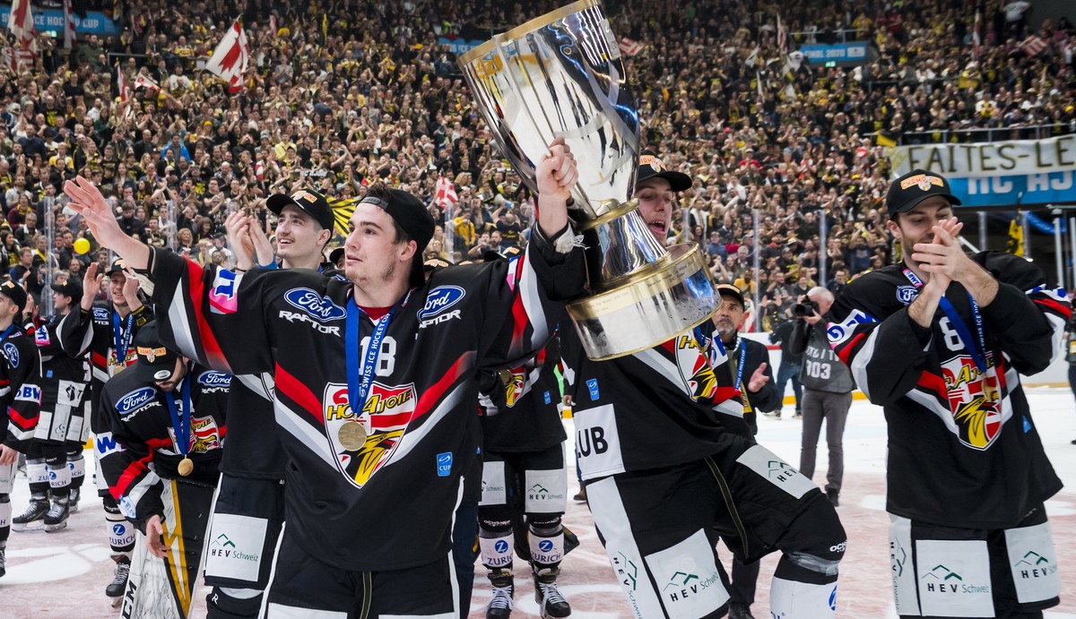 Les joueurs jurassiens du HC Ajoie fetent la victoire en coupe de suisse avec les supporters lors de la finale de Coupe de Suisse de hockey sur glace Swiss Ice Hockey Cup, entre HC Ajoie et HC Davos c ...