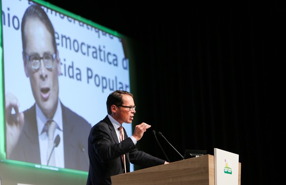 Roger Koeppel spricht an der Delegiertenversammlung der SVP am Samstag, 20. August 2016, in Wettingen. (KEYSTONE/Siggi Bucher)