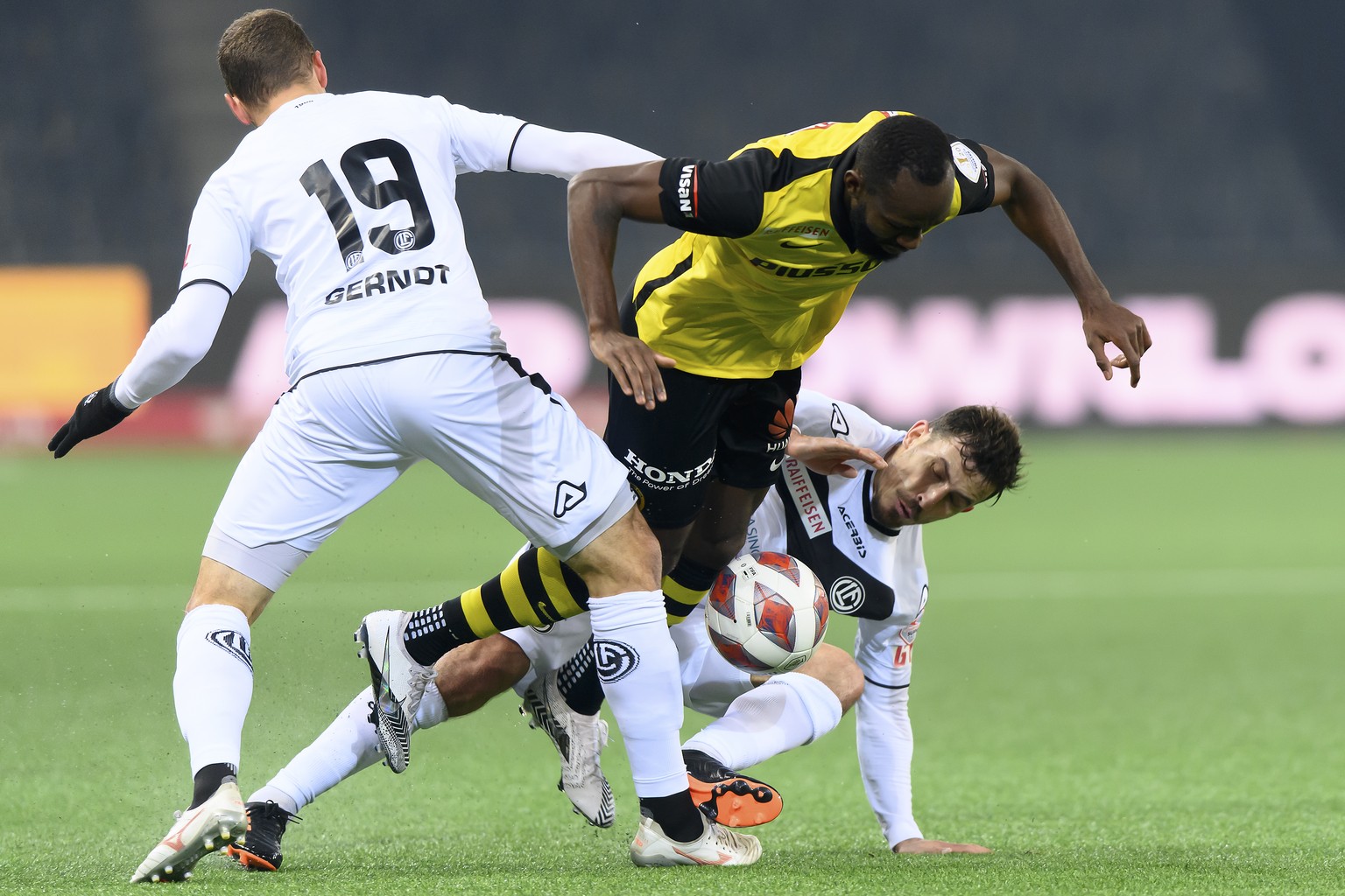 Luganos Alexander Gerndt, YBs Nicolas Moumi Ngamaleu, Luganos Olivier Custodio, von links, kaempfen um dem Ball, im Fussball Meisterschaftsspiel der Super League zwischen dem BSC Young Boys und dem FC ...