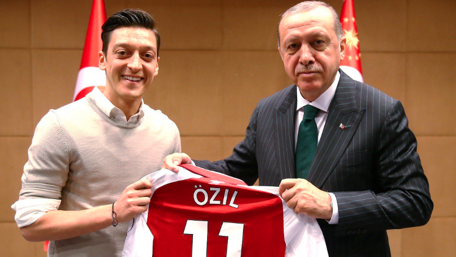 Strahlt mit dem Präsidenten: Özil überreicht Erdogan ein Arsenal-Shirt.
