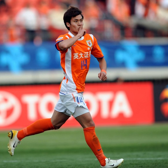 Bildnummer: 07723535 Datum: 20.04.2011 Copyright: imago/Xinhua
JINAN, April 20, 2011 -- Mirahmetjan Muzepper (R) of Shangdong Luneng celebrates for a goal during the group G match against Indonesia A ...