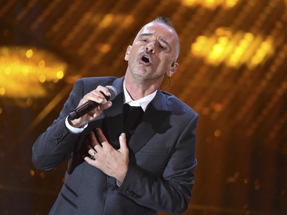 Die Emotionen bündeln und Eros Ramzzotti hören. Italian pop singer Eros Ramazzotti performs during the Sanremo Italian Song Festival at the Ariston theater in Sanremo, Italy, Wednesday, Feb. 10, 2016. (Ettore Ferrari/ANSA via AP)