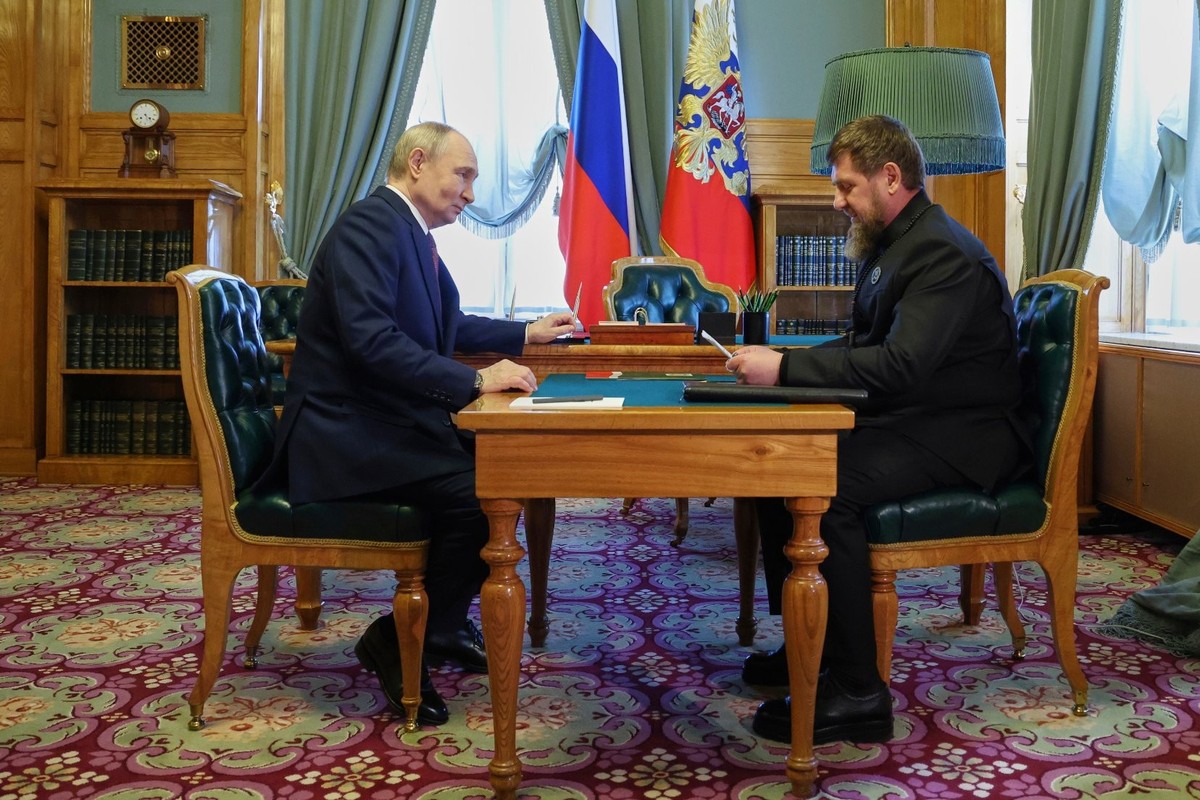 Ramzan Kadyrov, ici face au président russe Vladimir Poutine, le mercredi 7 mai 2025 à Moscou.