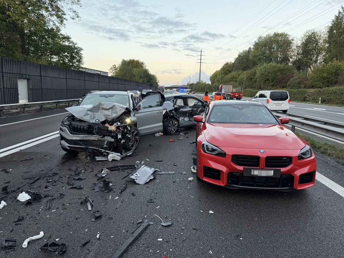 A1: Heftige Auffahrkollisionen führten zu grossem Blechschaden