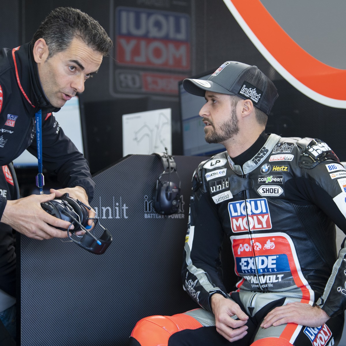 Der Schweizer Moto GP2 Motorradrennfahrer Thomas Luethi, rechts, und Riding Coach Alvaro Molina links, vom Dynavolt Intact GP-Team, anlaesslich der offiziellen Moto GP 2 Testtage, auf der Rennstrecke  ...