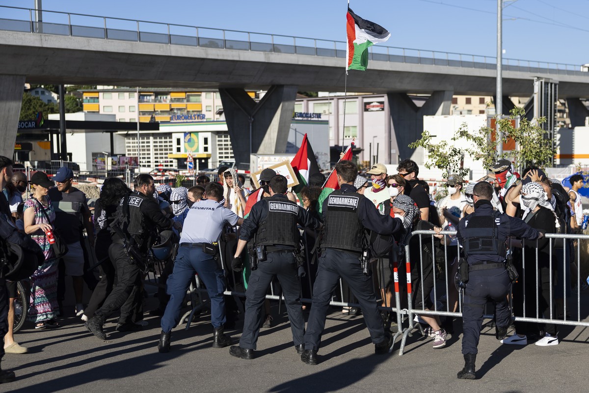 Des agents de la police et de la gendarmerie bloquent des manifestants pro-palestinien qui participent a un rassemblement contre le match de basketball U19 FIBA World Cup qui oppose la Suisse et Israe ...