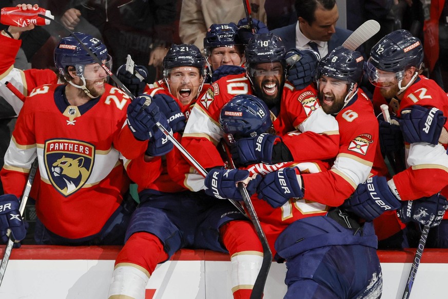 NHL, Eishockey Herren, USA Stanley Cup Playoffs-Carolina Hurricanes at Florida Panthers zMay 24, 2023 Sunrise, Florida, USA Florida Panthers left wing Matthew Tkachuk 19 celebrates with teammates afte ...