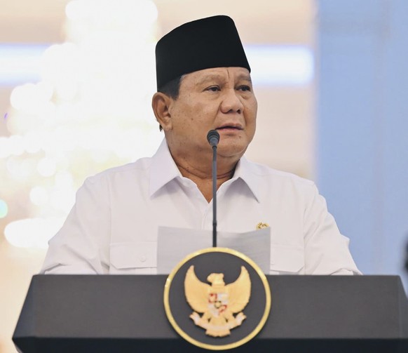 epa12341863 A handout photo made available by the Indonesian Presidential Palace shows Indonesia&#039;s President Prabowo Subianto (L) speaking about recent violent protests during a press conference  ...