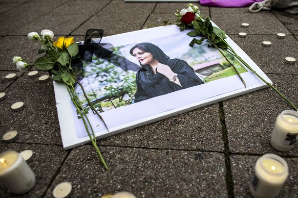 23.09.2022, Nordrhein-Westfalen, Essen: Ein Bild der verstorbenen Iranerin Mahsa Amin, die in der vergangenen Woche im Iran nach ihrer Verhaftung durch die Sittenpolizei gestorben war, ist w