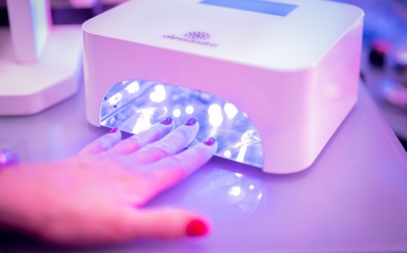 Zu Besuch im Nagelstudio von Heike Esser am Donnerstag 09.03.23 in Neheim. Nichts als Nägel im Kopf: Verlängerte Fingernägel, aufgeklebte Steinchen, krallenartige Nägel: Was lange als Trash galt, ist  ...