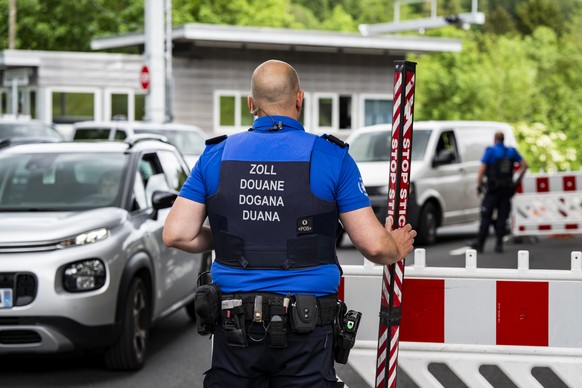 KEYPIX - Deux agents de l'Office federal de la douane et de la securite des frontieres (douanier) controlent des vehicules (en majorite des frontaliers) au poste frontiere de la douane de Vallorb ...