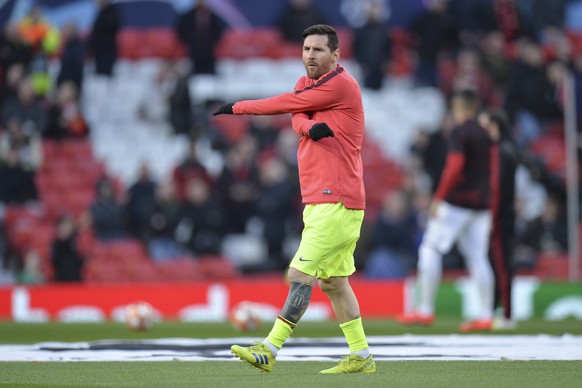 epa07497362 Lionel Messi of FC Barcelona warms up ahead of the UEFA Champions League quarter final, first leg soccer match between Manchester United and FC Barcelona at Old Trafford in Manchester, Bri ...