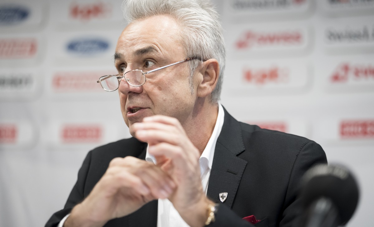 Urs Kessler, Praesident Swiss Ice Hockey Federation spricht ueber seine Bilanz nach 100 Tagen im Amt an der Medienkonferenz der Swiss Ice Hockey Federation (SIHF) am Mittwoch, 3. Dezember 2025 im Hote ...