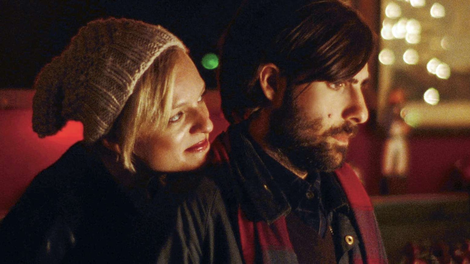 Hier sehen Elisabeth Moss und Jason Schwartzman noch vergleichsweise überglücklich aus.