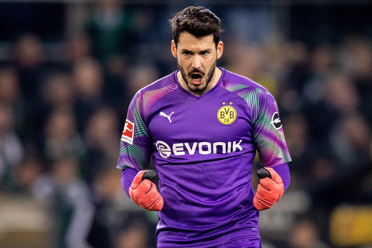 epa08277079 Dortmund's goalkeeper Roman Buerki reacts during the German Bundesliga soccer match between Borussia Moenchengladbach and Borussia Dortmund in Moenchengladbach, Germany, 07 March 2020 ...
