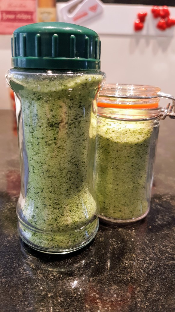 Weil Saison: 6 sexy Bärlauch-Rezepte für den Frühling
Ich hab dieses Jahr noch Bärlauch-Salz ausprobiert! Unglaubliches Aroma und geile Farbe!