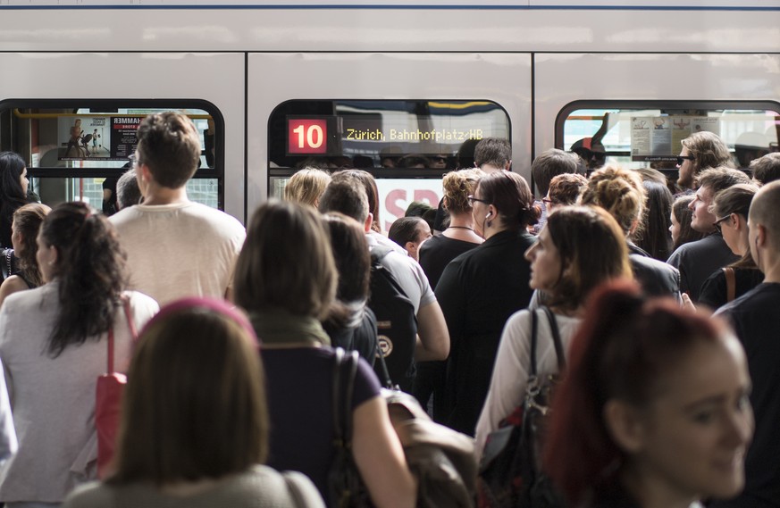 ARCHIVBILD ZUR LITRA-STUDIE &quot;ANGEBOT UND PREISE DES SCHWEIZER OEV IM INTERNATIONALEN VERGLEICH&quot;, AM DIENSTAG, 14. AUGUST 2018 ---- Pendler warten auf die Ersatztransportmittel wegen einer Ba ...