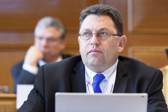 Nationalrat Laurent Wehrli, FDP-VD, hoert eine Diskussion waehrend der Sitzung des Auslandschweizerrates, am Samstag, 10. Maerz 2018 in Bern. (KEYSTONE/Anthony Anex)