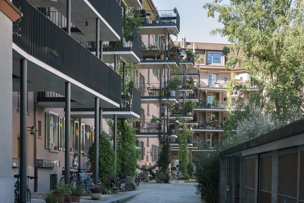 The building cooperative ABZ celebrates its 100 years jubilee, here the courtyard of the residential area Sihlfeld, seen from Ernastrasse, in Zurich on June 21, 2016. (KEYSTONE/Christian Beutler)

Die ...