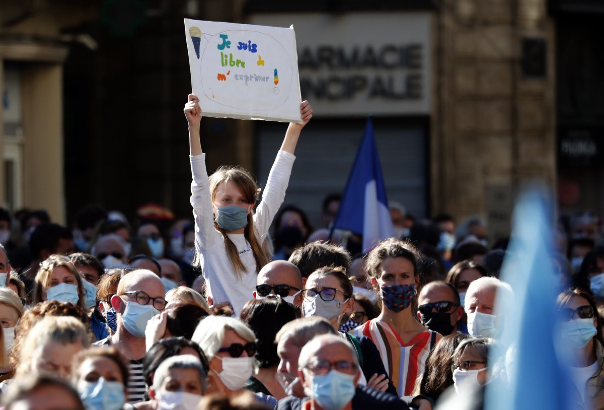 epaselect epa08755413 A girl holds a board reading 'i am free to express myself' as people gather during a demonstration against terrorism and to pay their respect after French teacher Samue ...