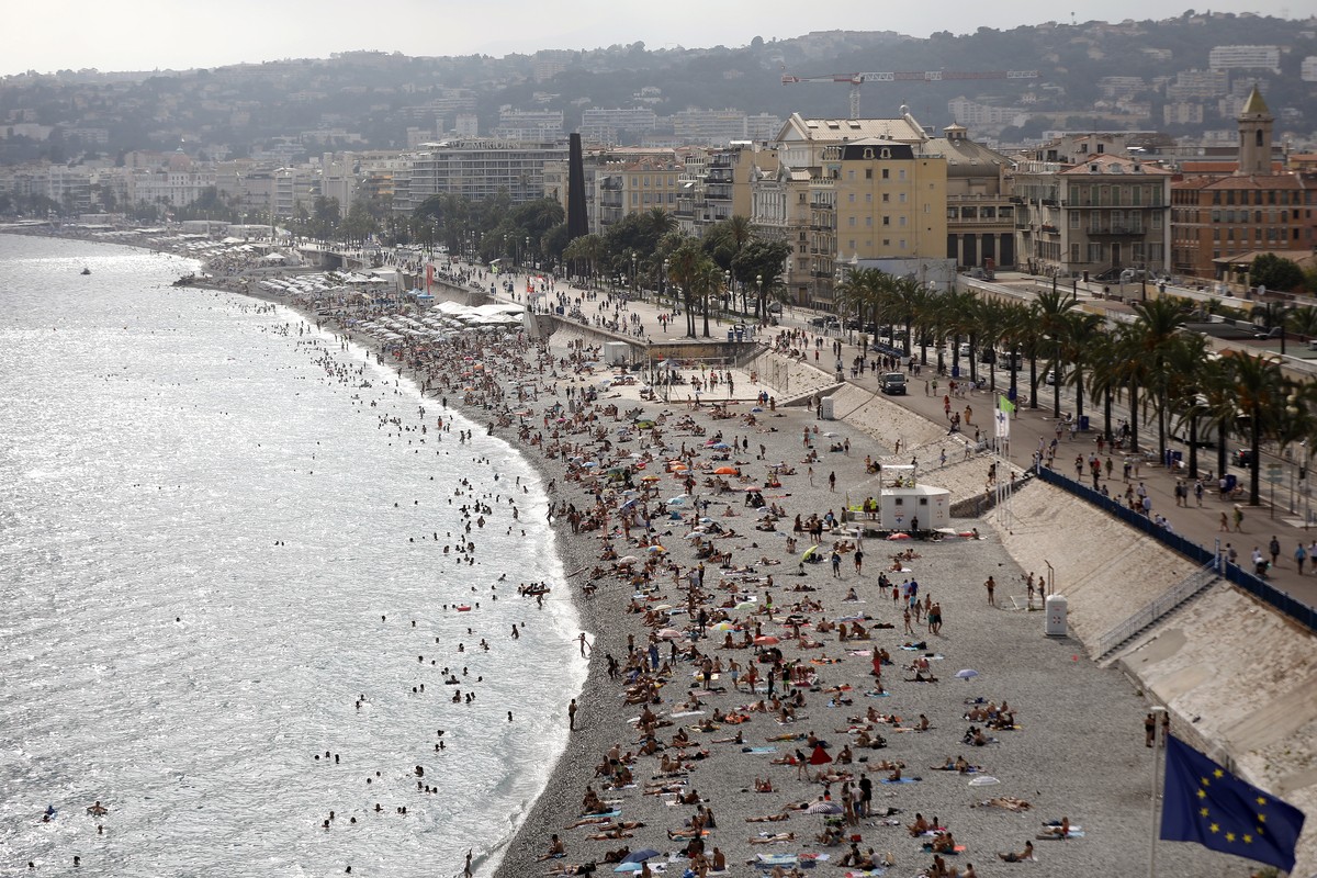 epa10752107 People enjoy the sun on a beach in Nice, France, 17 July 2023. Temperatures reached up to 35 Celsius degrees in Nice. EPA/SEBASTIEN NOGIER