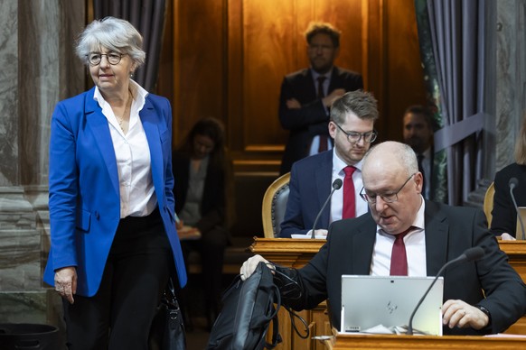 Bundesraetin Elisabeth Baume-Schneider kommt neben Pierre-Yves Maillard, SP-VD, rechts, in den Staenderat, waehrend der Fruehlingssession der Eidgenoessischen Raete, am Dienstag, 27. Februar 2024, im  ...