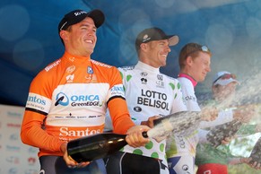 Simon Gerrans darf den Champagner spritzen lassen.