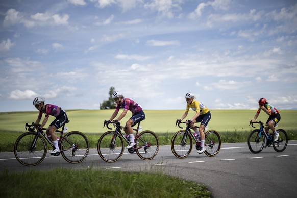 epa11417937 The peloton with Demi Vollering from the Netherlands of Team SD Worx, third from left, and Elisa Longo Borghini from Italy of Lidl-Trek to her right, during the Tour de Suisse Women third  ...