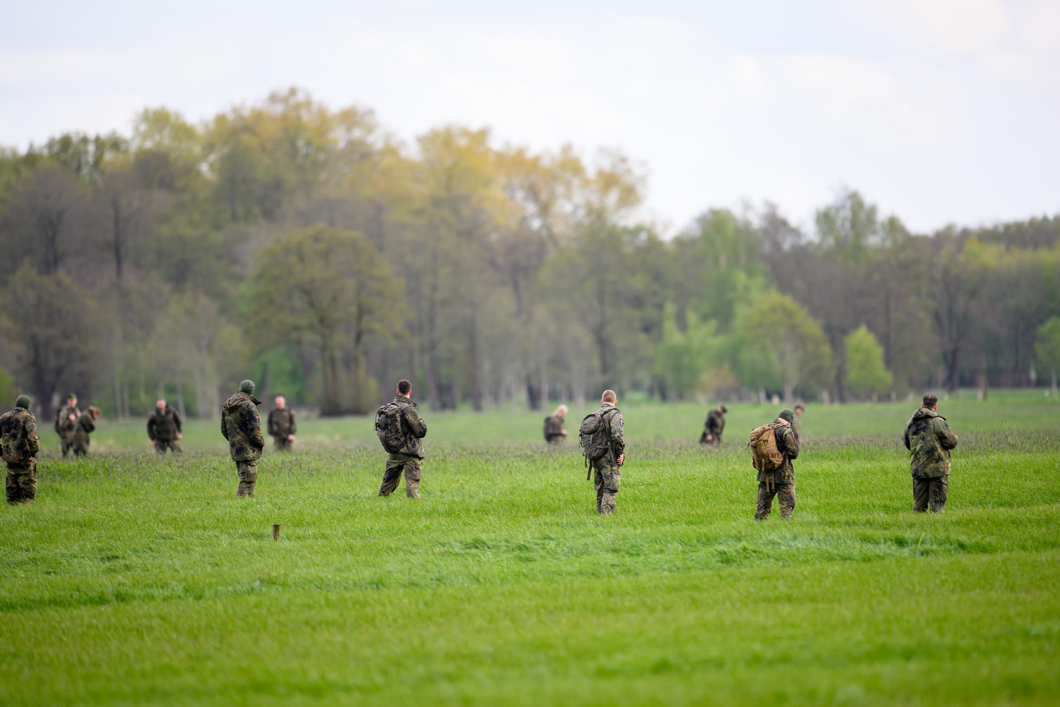 25.04.2024, Niedersachsen, Kranenburg: Soldaten der Bundeswehr durchsuchen ein Feld unweit der Oste. Der sechs Jahre alte Arian aus Elm im Landkreis Rotenburg (W�mme) bleibt auch am vierten Tag in Fol ...