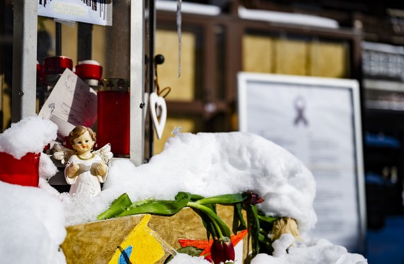 Snow covers the entrance to the "Le Constellation" bar, three months after the tragedy, in Crans-Montana, Switzerland, Wednesday, April 1, 2026. (KEYSTONE/Jean-Christophe Bott)