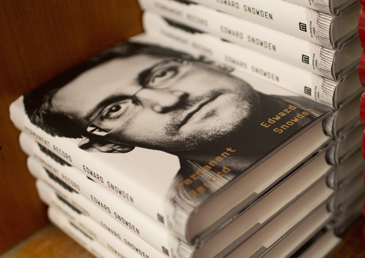 epa07848894 Copies of the book 'Permanent Record' by Edward Snowden, are seen on the shelf at the Harvard Book Store in Cambridge, Massachusetts, USA 17 September 2019. EPA/CJ GUNTHER