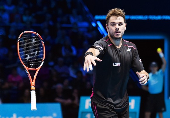 epa05028842 Switzerland&#039;s Stanislas Wawrinka reacts by throwing his racket after losing a point to Spain&#039;s Rafael Nadal during their singles Ilie Nastase group match of the ATP World Tour Fi ...