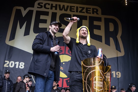 ***CORECTS NAME*** Berns Alain Berger, links, und Berns Tristan Scherwey, rechts, lachen auf der Buehne bei der Meisterfeier des SC Bern, am Samstag, 27. April 2019, auf dem Bundesplatz in Bern. (KEYS ...