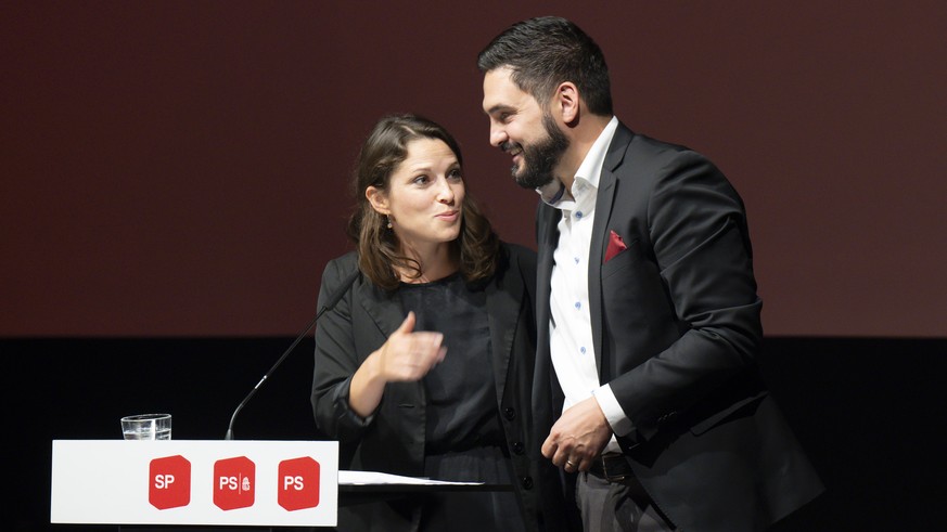 Die Co-Praesidenten Mattea Meyer, links, und Cedric Wermuth anlaesslich dem Parteitag der SP Schweiz, am Samstag, 26. August 2023, in Biel. (KEYSTONE/Peter Schneider)