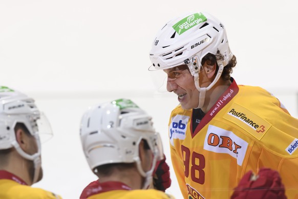 Langnaus Jules Sturny, jubelt nach seinem Tor (2-1), beim Eishockey Meisterschaftsspiel der National League zwischen dem SC Bern und den SC Langnau, am Samstag, 14. November 2020, in der Postfinance A ...