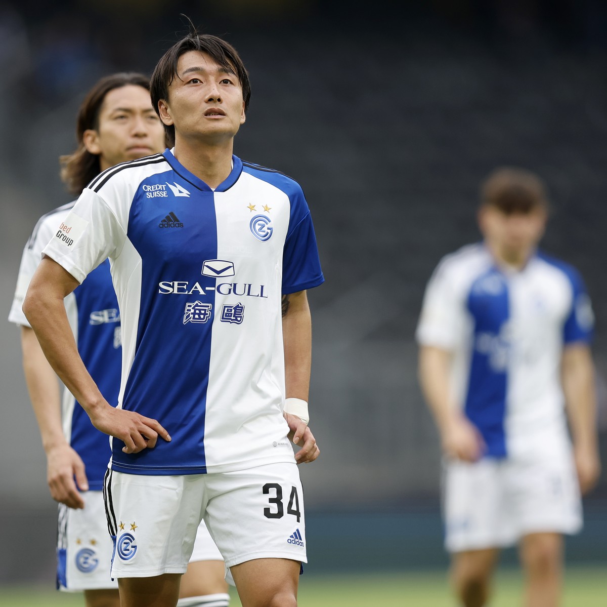 GCs Teruki Hara und seine Teamkollegen verlassen den Platz nach der Niederlage im Super League Spiel zwischen dem BSC Young Boys Bern und dem Grasshopper Club Zuerich, am Sonntag, 10. April 2023 im St ...