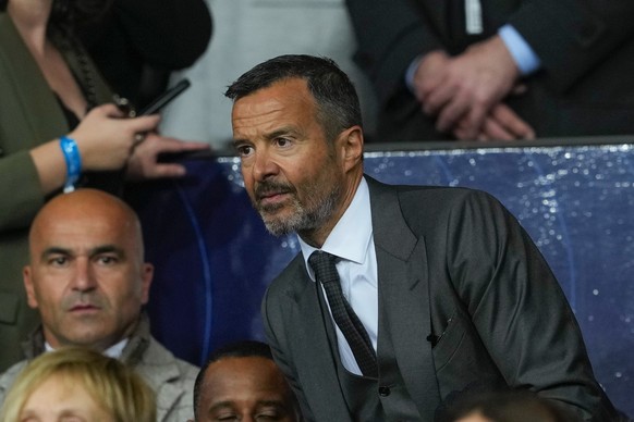 epa11282956 Portugal&#039;s head coach Roberto Martinez (L) and Portuguese soccer agent Jorge Mendes (R) attend the UEFA Champions League quarter finals second leg soccer match between FC Barcelona an ...