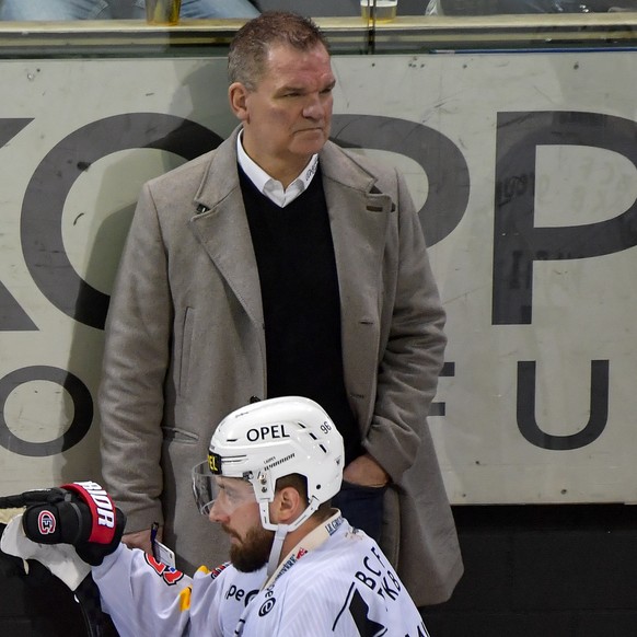 Trauerstimmung hinter der Bande nach dem 5:0 Rueckstand bei den Coaches, Headcoach und Sportdirektor Christian Dube, links und Coach Advisor Sean Simpson, rechts und Fribourgs Adrian Lauper, sitzend a ...