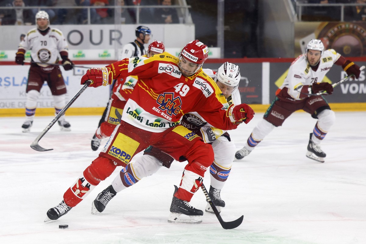 Miro Zryd (EHCB), vorne, und Markus Granlund (GSHC) in Aktion im Eishockey Meisterschaftsspiel der National League zwischen dem EHC Biel und Geneve-Servette HC, am Freitag, 14. Februar 2025, in der Ti ...