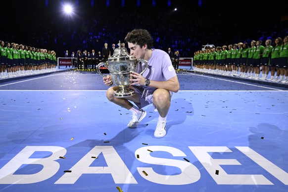 KEYPIX - Brazil&#039;s Joao Fonseca poses with the trophy after winning the final match against Spain&#039;s Alejandro Davidovich Fokina at the Swiss Indoors tennis tournament at the St. Jakobshalle i ...