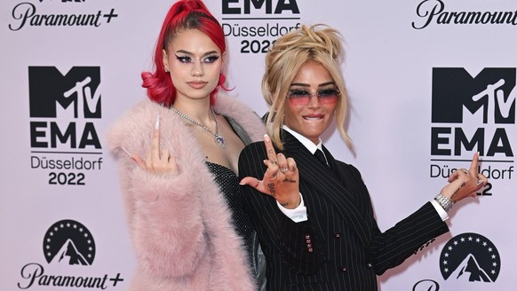 Middle finger up: Loredana (right) and Badmomzjay at the EMAs.