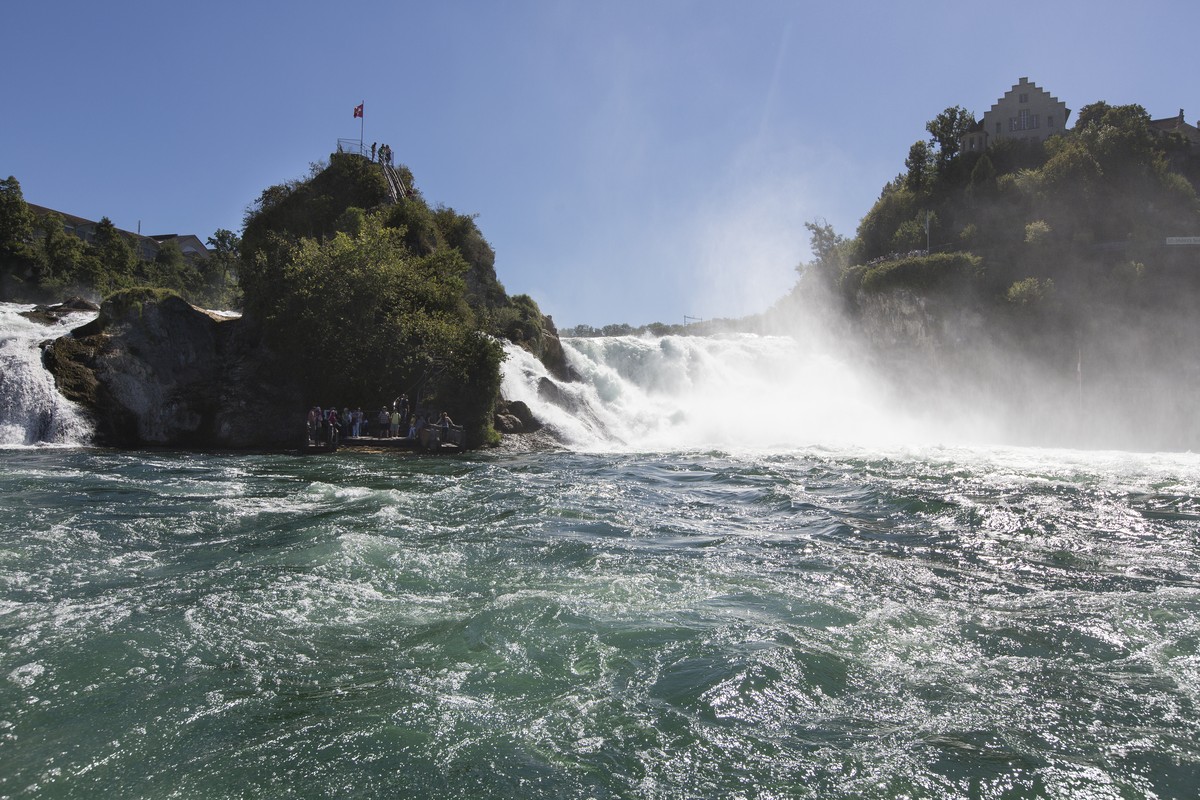 THEMENBILD ZUR KANTONALEN ABSTIMMUNG UEBER DAS WASSERWIRTSCHAFTSGESETZ SCHAFFHAUSEN --- Der Rheinfall, aufgenommen am 3. September 2013 in Neuhausen. (KEYSTONE/Gaetan Bally)