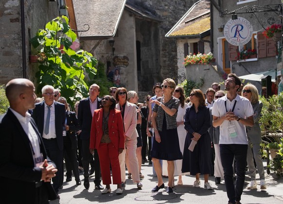 epa13040969 (L-R) Germany's Heiko von der Leyen, Kenia's Rachel Kimetto, Germany's Charlotte Merz, Canada's Diana Fox Carney, Brazil's Janja Lula da Silva, and France's B ...