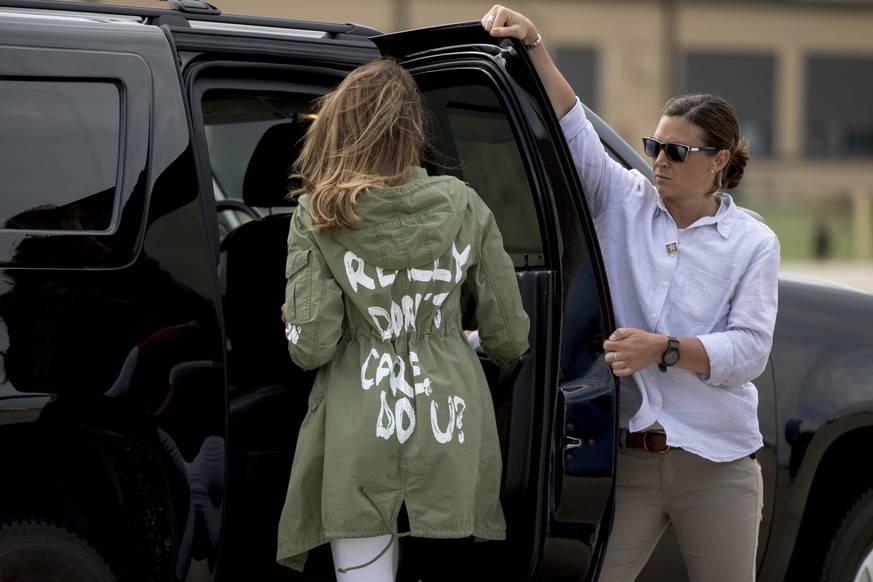 BILDPAKET -- ZUM JAHRESRUECKBLICK 2018 PEOPLE, STELLEN WIR IHNEN HEUTE FOLGENDES BILDMATERIAL ZUR VERFUEGUNG -- First lady Melania Trump walks to her vehicle as she arrives at Andrews Air Force Base,  ...