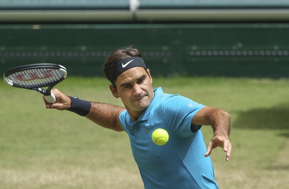 Roger Federer returns the ball to Denis Kudla during their semi final match at the Gerry Weber Open ATP tennis tournament in Halle, Germany, Saturday, June 23, 2018. (Friso Gentsch/dpa via AP)