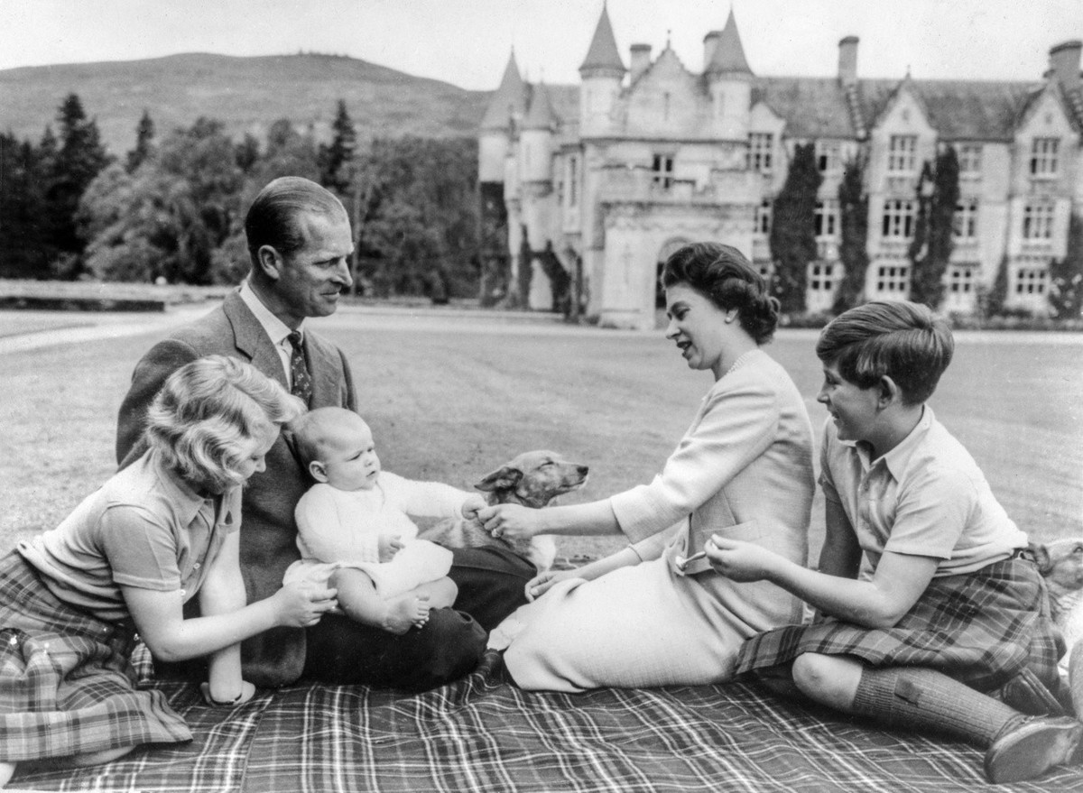 La petite famille au complet, dans le parc du château de Balmoral.