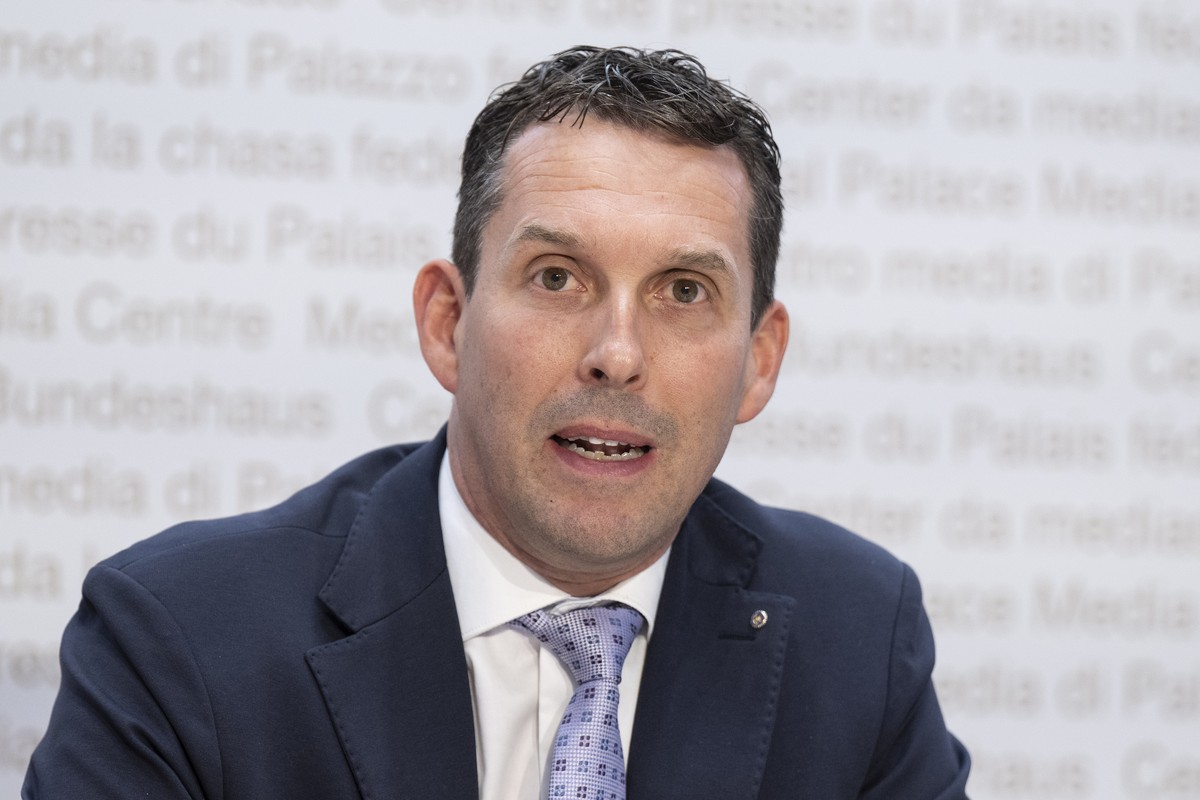 Nationalrat Michael Goette, SVP-SG, spricht an einer Medienkonferenz zur eigenen Staerke und Schutz der Neutraltaet der Schweiz, am Mittwoch, 6. August 2025, in Bern. (KEYSTONE/Peter Schneider)